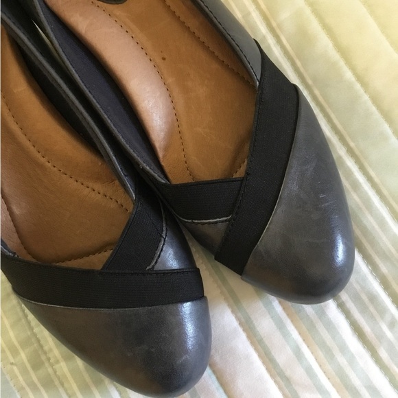 EARTH Navy 9.5M Wedge pumps  1 3/4” heel. Worn one time. Good arch support - Picture 8 of 8